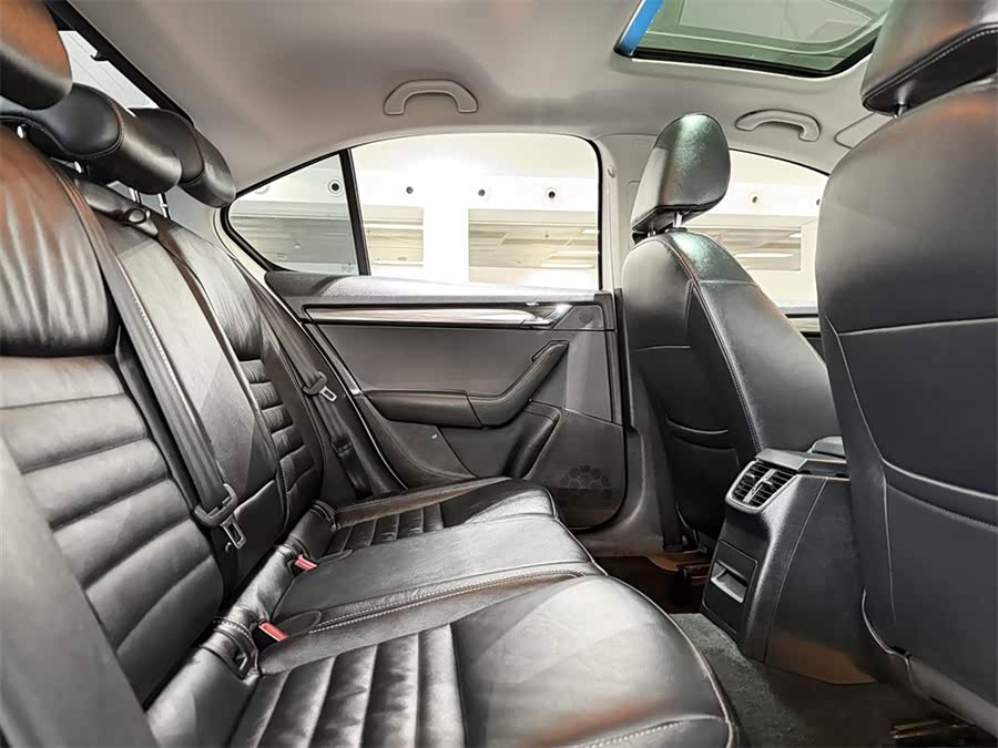 Skoda Octavia 2017 car image #8