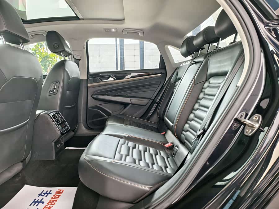 Volkswagen Passat 2019 car image #8