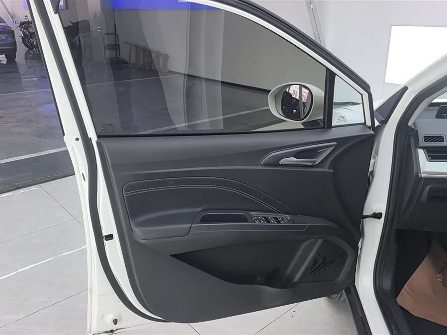 哪吒汽车 哪吒V 2022 #8 哪吒汽车 哪吒V 2022 汽车图片 #8