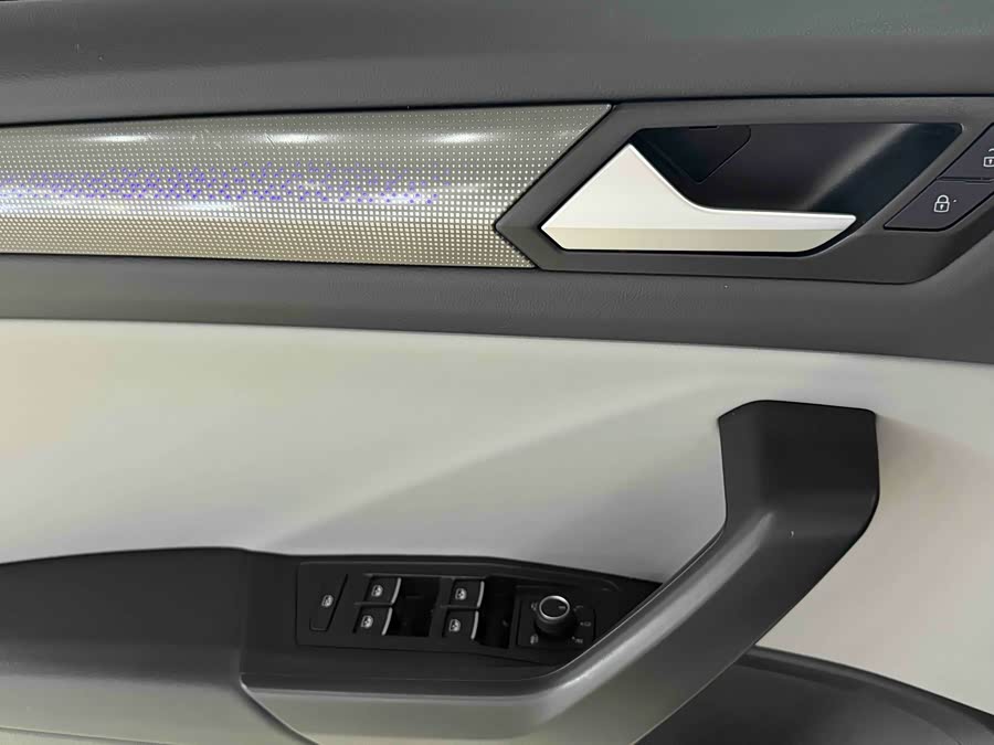 Volkswagen T-Roc 2024 car image #8