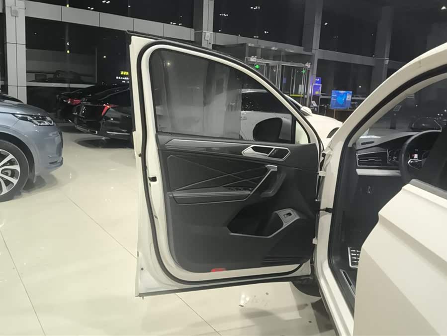 Volkswagen Tiguan L 2022 car image #8