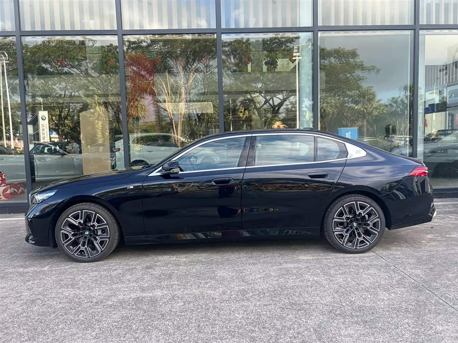BMW 5 Series 2025 car image #8