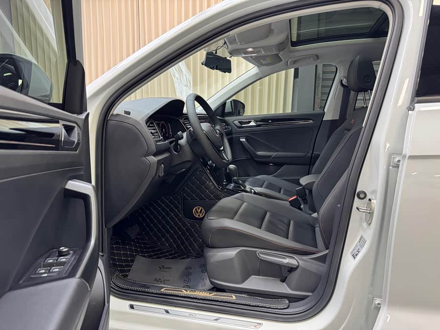 Volkswagen T-Roc 2021 car image #8