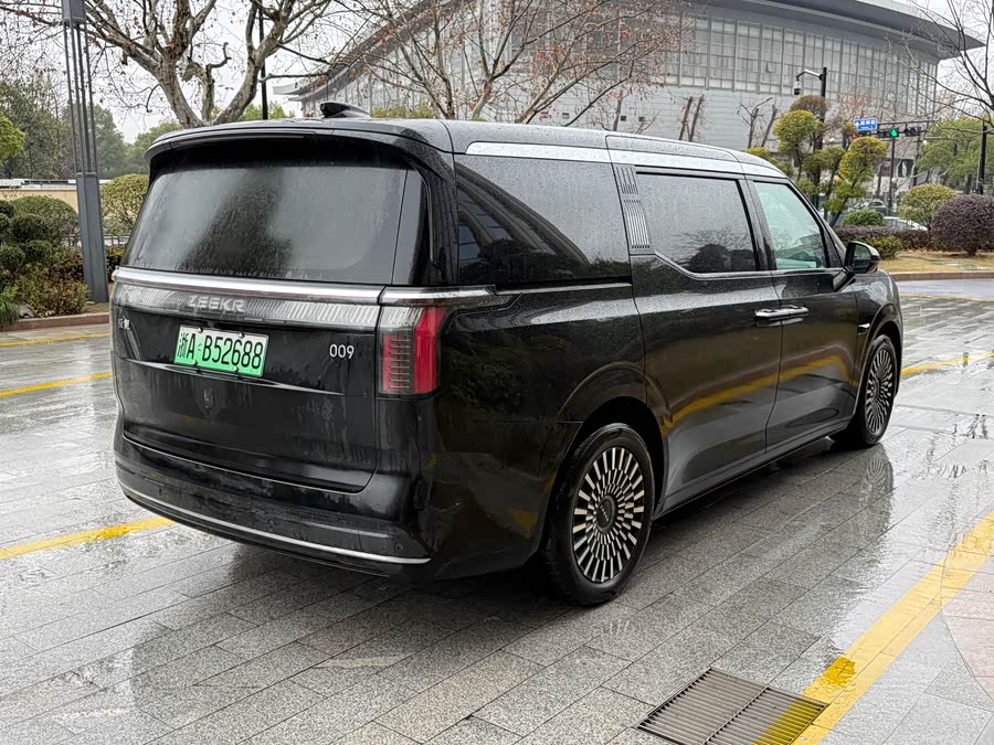 Zeekr 009 2023 car image #8