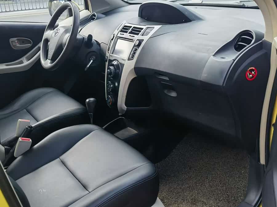 Yaris 2011 car image #8