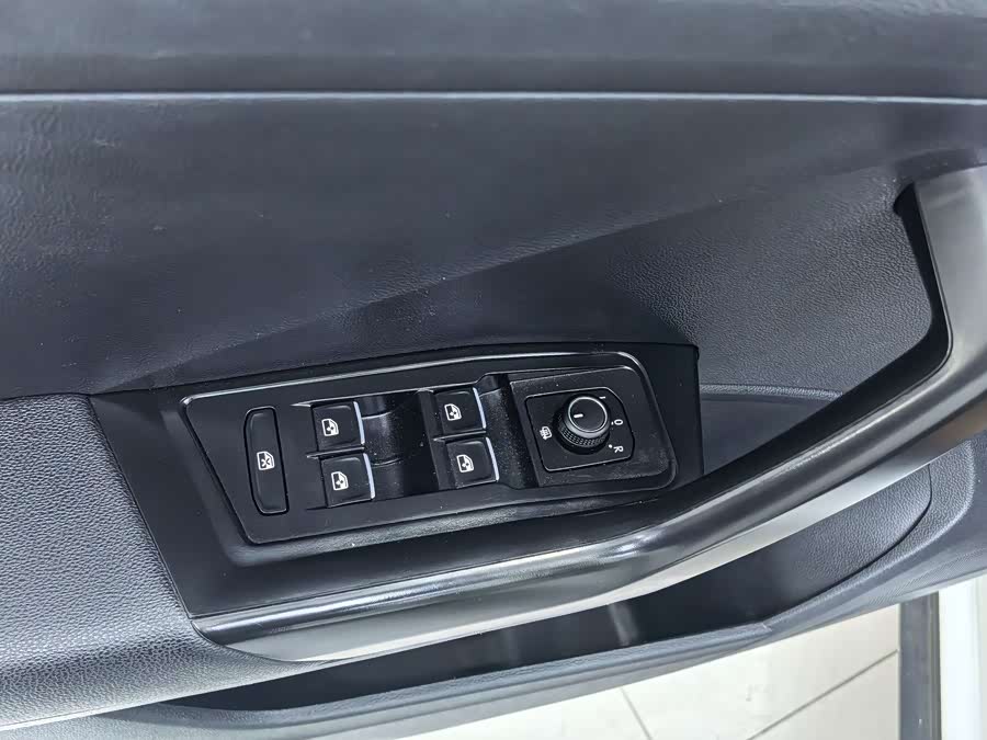 Volkswagen T-Roc 2023 car image #8