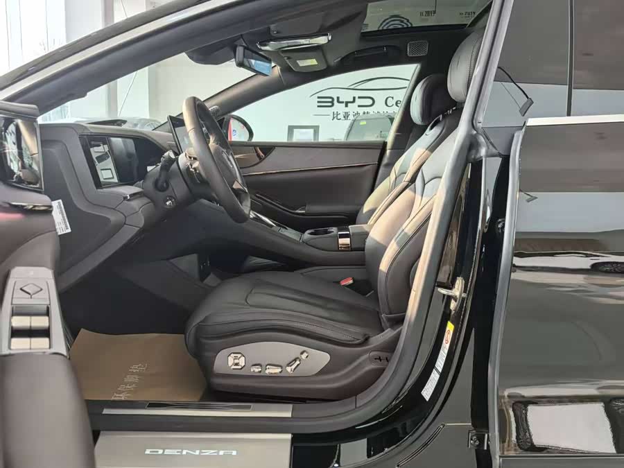 Denza Z9 2024 car image #8