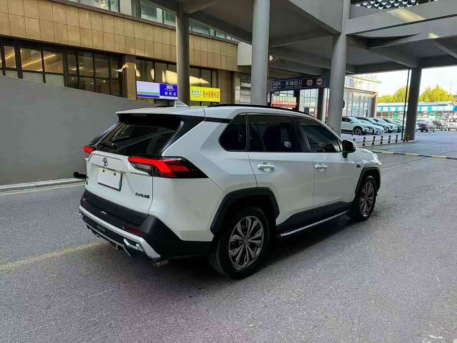 Toyota RAV4 2023 car image #8