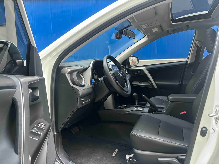 Toyota RAV4 2017 car image #8