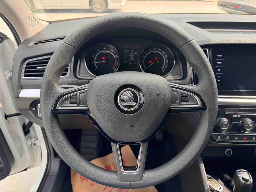 Skoda Kamiq 2022 imagen de coche #8