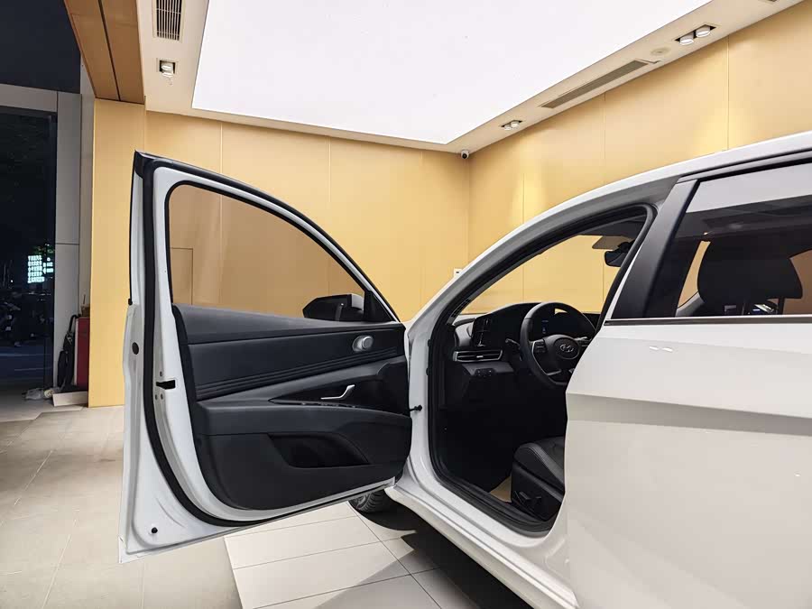 Hyundai Elantra 2023 immagine di auto #8