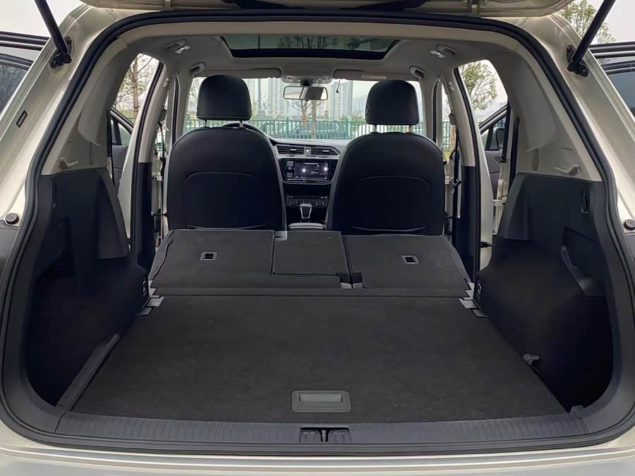 Volkswagen Tiguan L 2019 immagine di auto #8