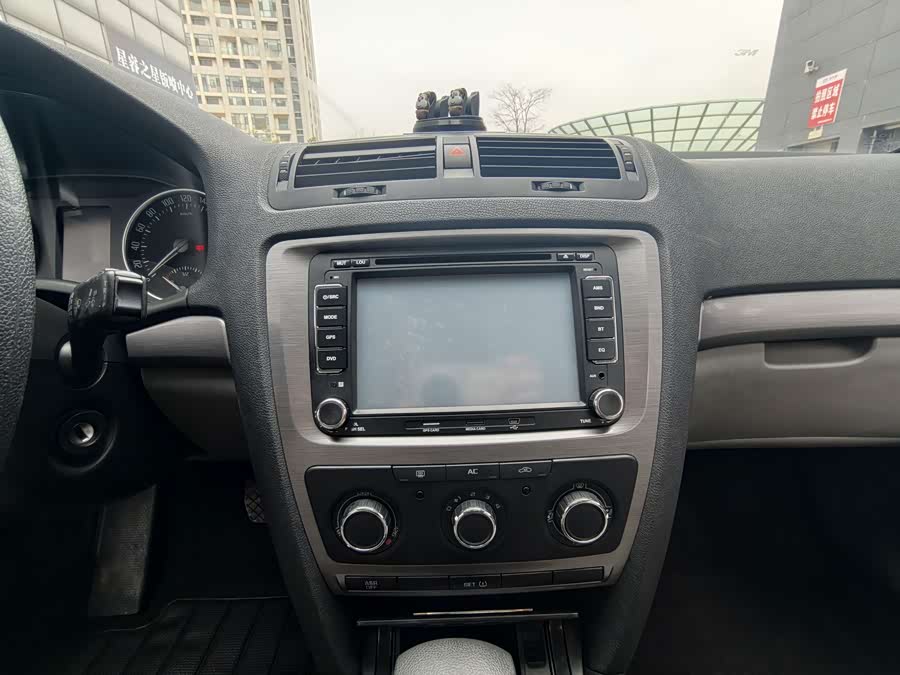 Skoda Octavia 2012 car image #8