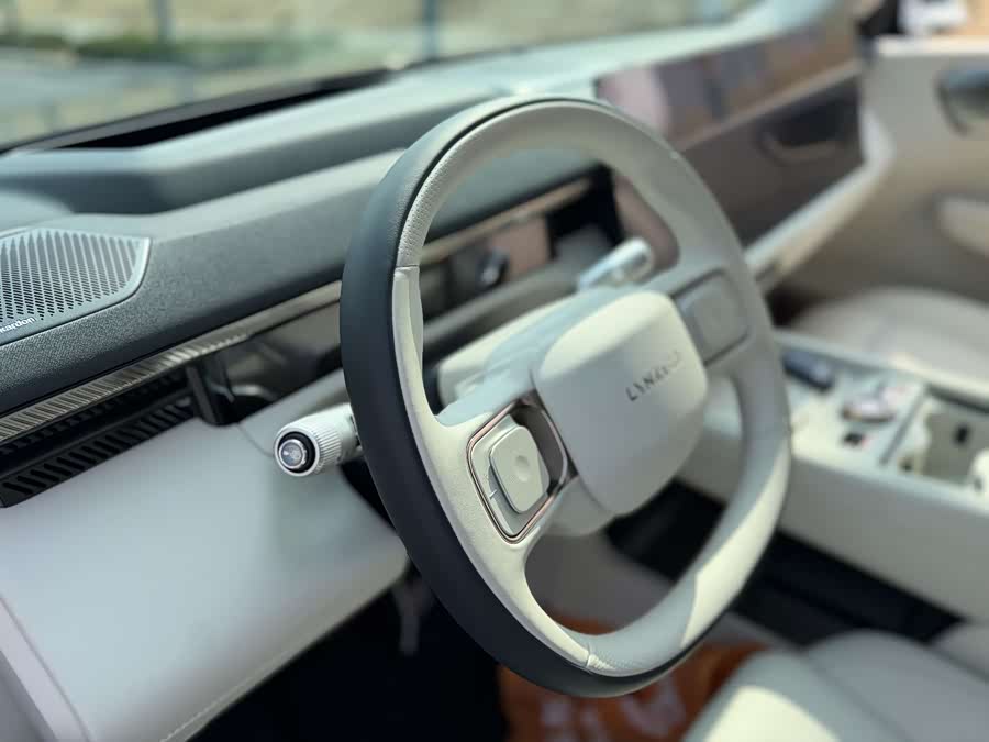 Lynk & Co 900 2025 #8 Lynk & Co 900 2025 car image #8