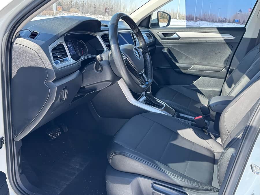 Volkswagen T-Roc 2023 car image #8