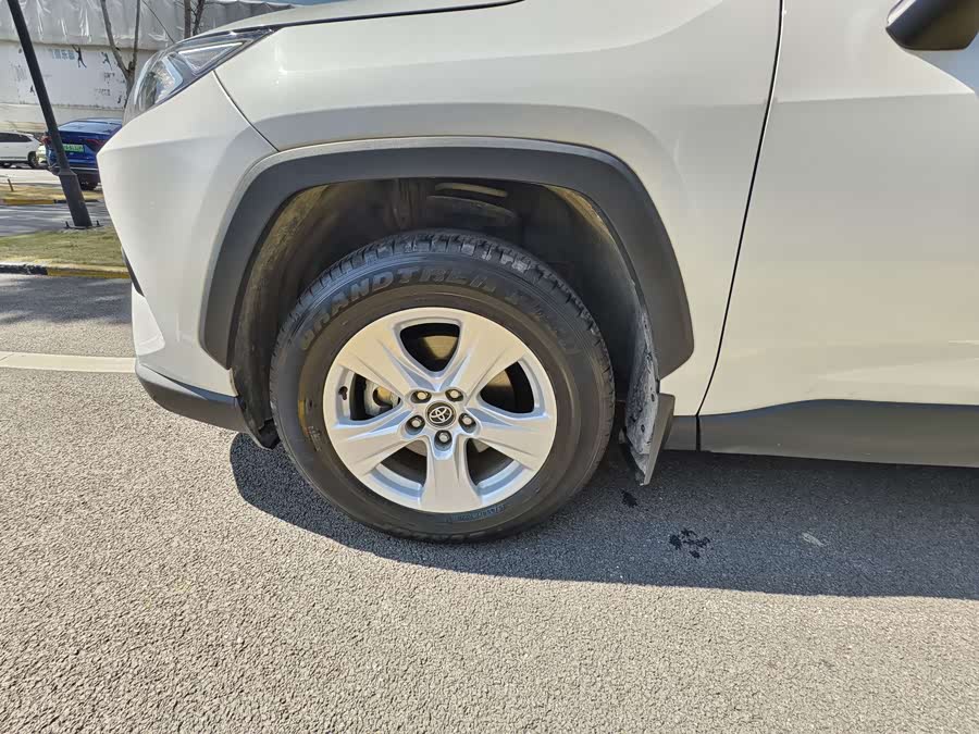 Toyota RAV4 2023 car image #8