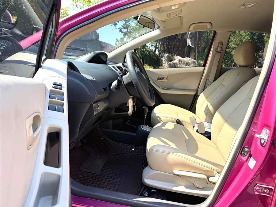 Toyota Yaris 2011 car image #8