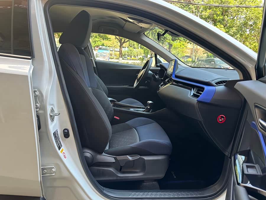 Toyota C-HR 2019 car image #8