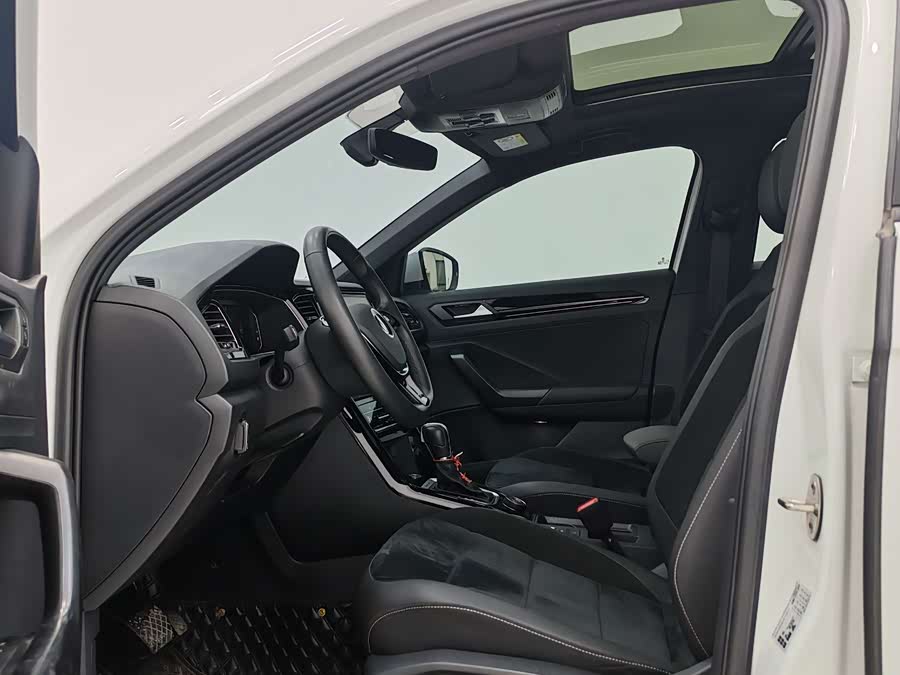 Volkswagen T-Roc 2021 car image #8