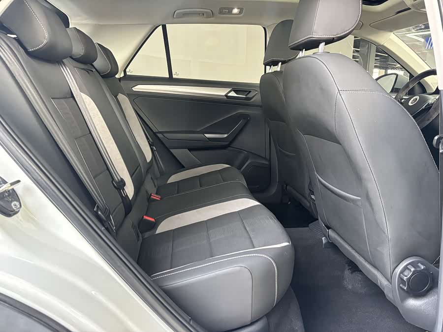 Volkswagen T-Roc 2021 car image #8