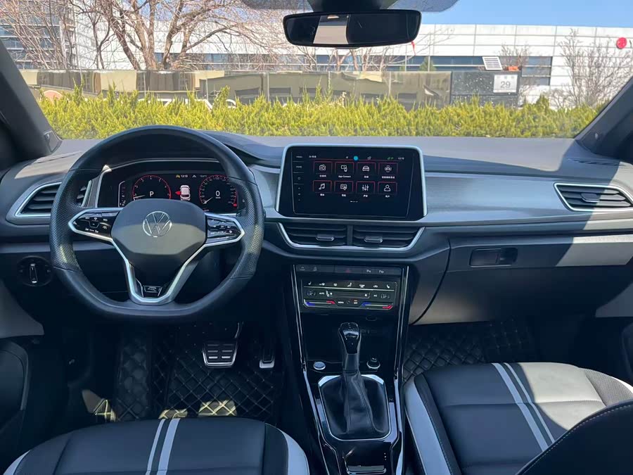 Volkswagen T-Roc 2023 car image #8