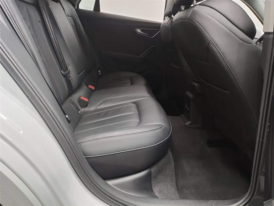 Audi Q2L 2024 صورة سيارة #8