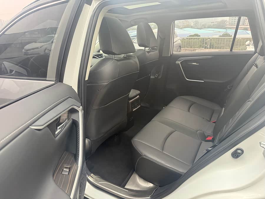 Toyota RAV4 2019 car image #8