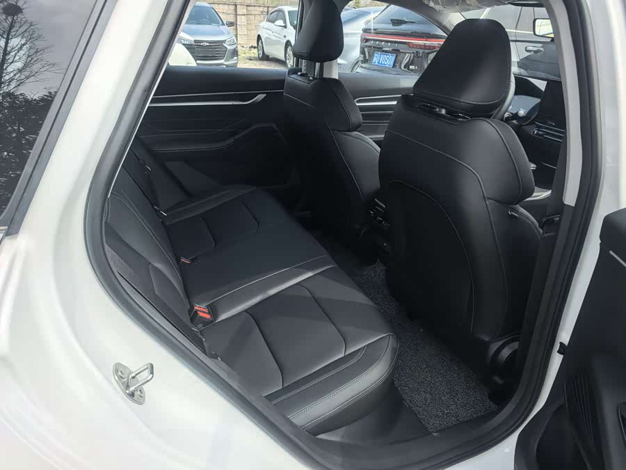 GEELY Emgrand 2025 car image #8