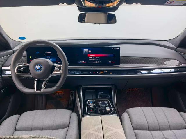 BMW i7 M70L 2024 car image #8