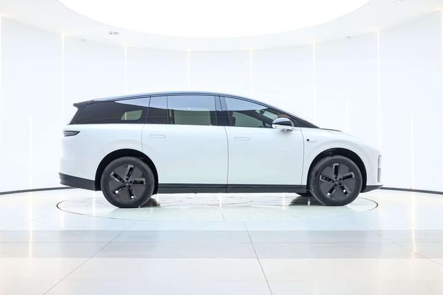 Li i8 2025 image de voiture #8