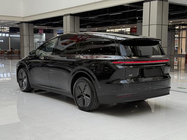 Li i8 2025 image de voiture #8