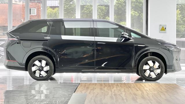 Xpeng X9 2024 صورة سيارة #8