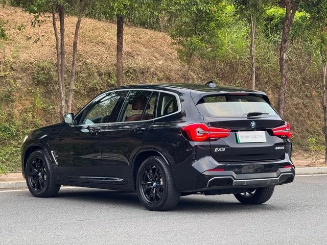 BMW iX3 2024 صورة سيارة #8