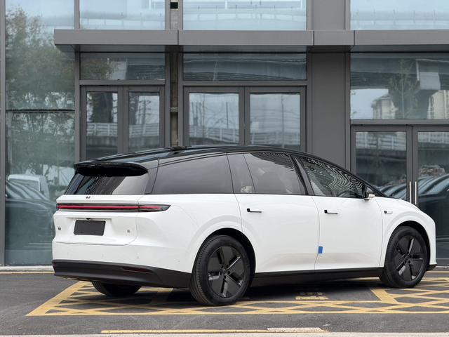 Li i8 2025 image de voiture #8