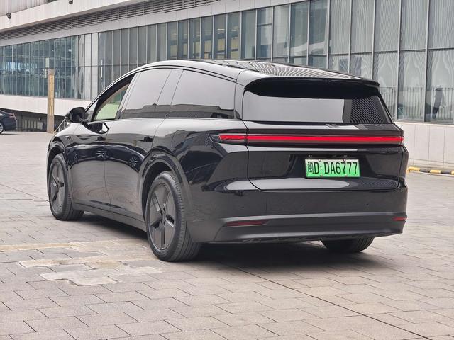 Li i8 2025 image de voiture #8