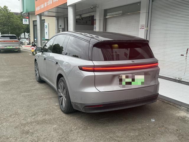 Li i8 2025 image de voiture #8