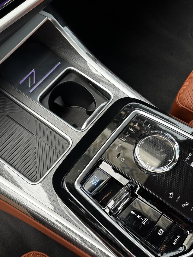 BMW i7 M70L 2024 #8 BMW i7 M70L 2024 car image #8