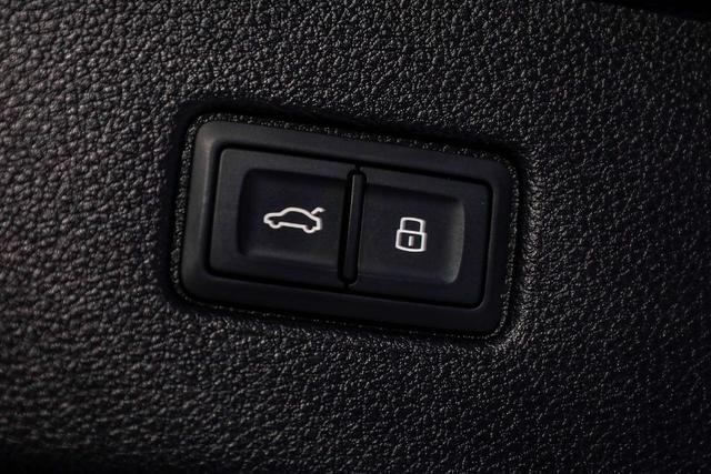 Audi Q7 2021 car image #8