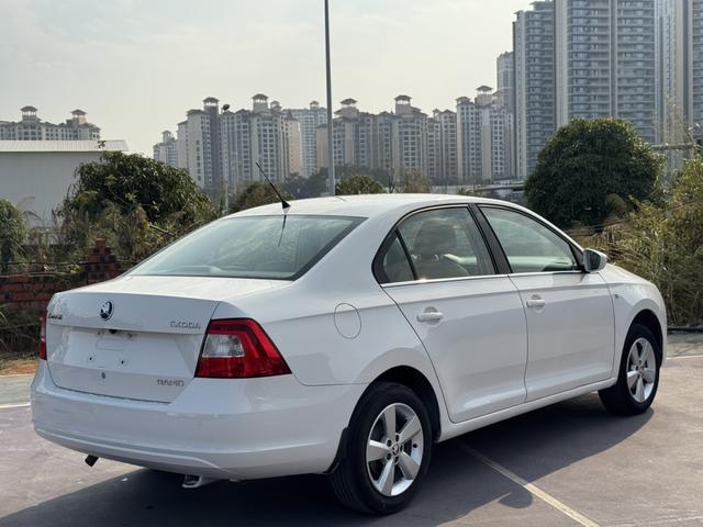 Skoda Rapid 2015 car image #8