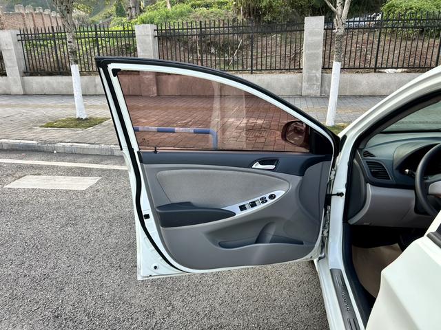 Hyundai Reina 2013 car image #8