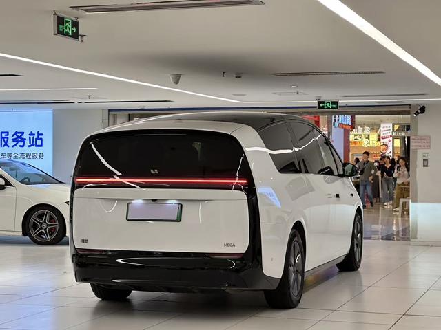 理想汽车 理想MEGA 2025 汽车图片 #8