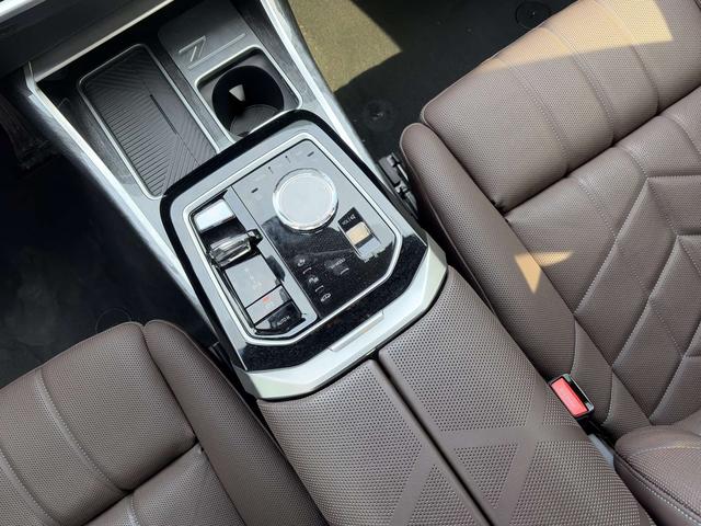 BMW 7 Series 2024 car image #8