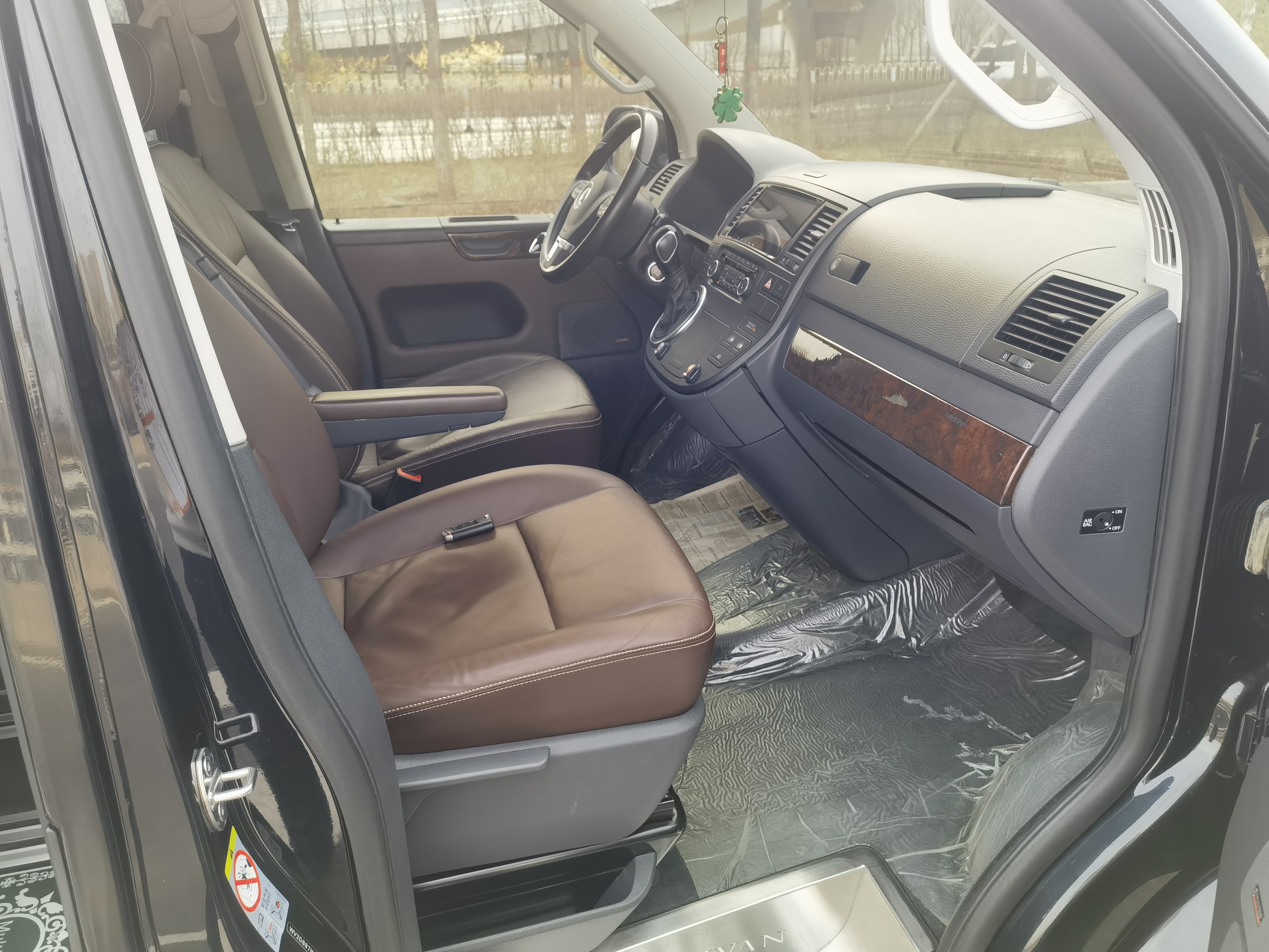 Volkswagen Multivan 2015 car image #8