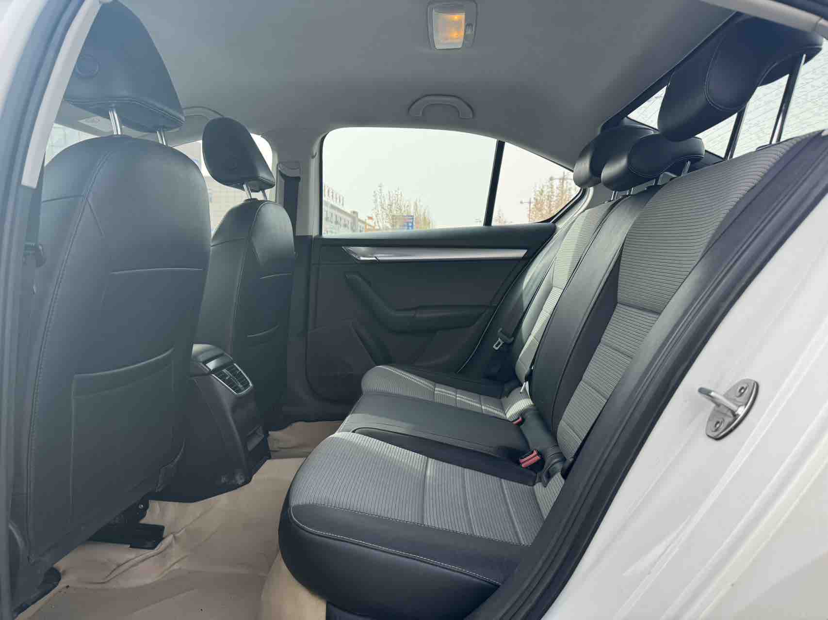 Skoda Octavia 2016 car image #8