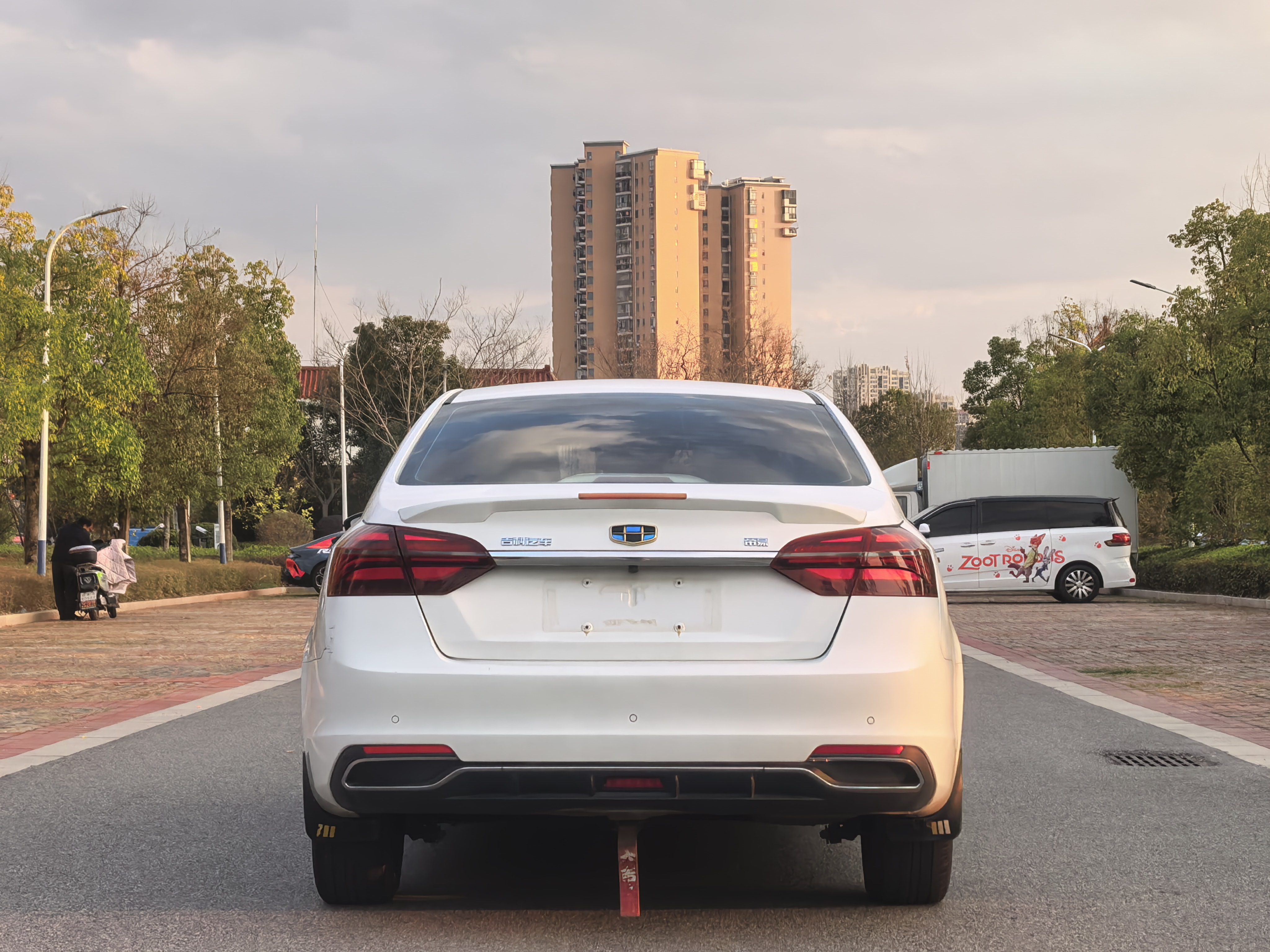Emgrand 2018 car image #8