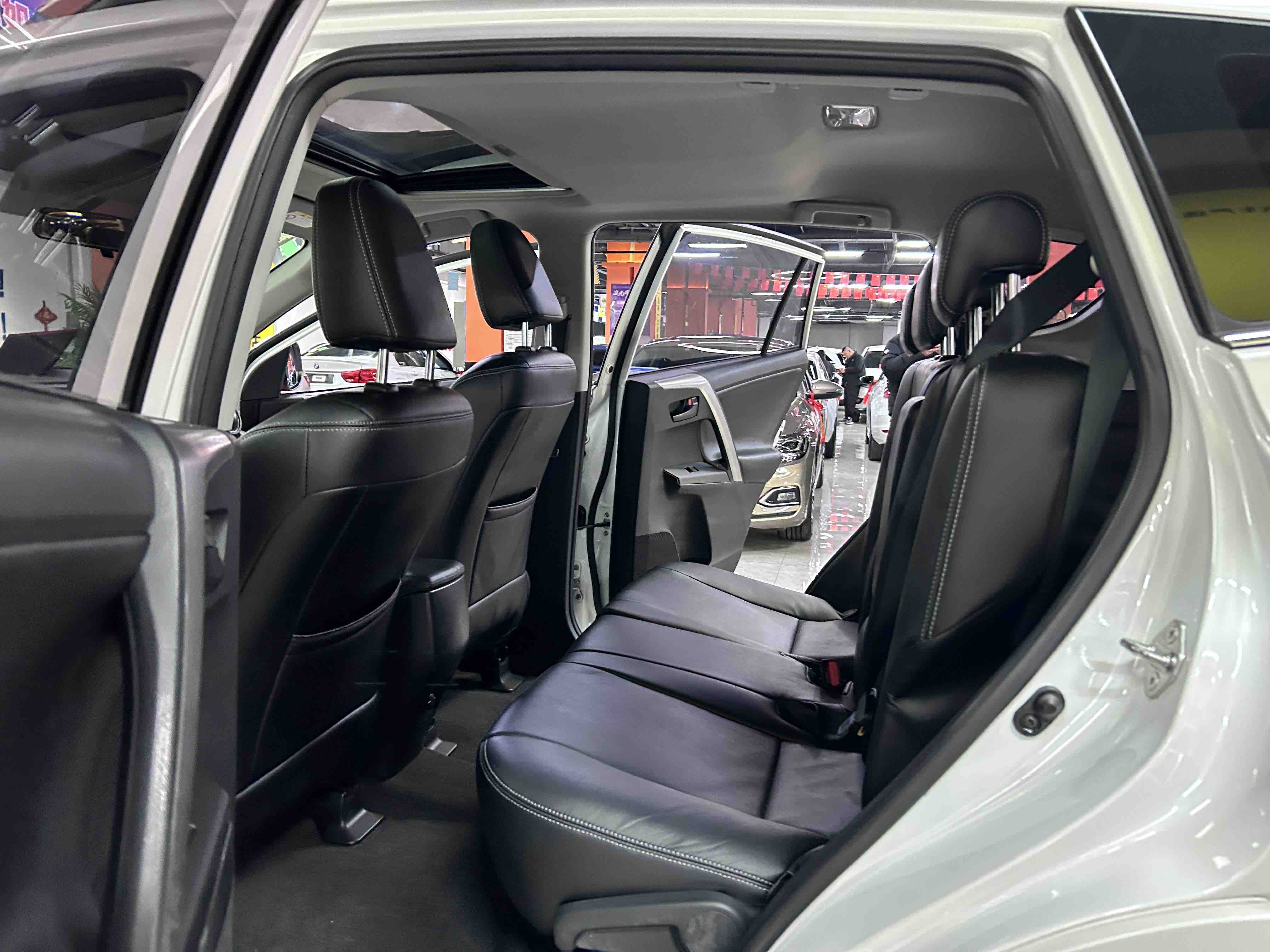 Toyota RAV4 2017 car image #8