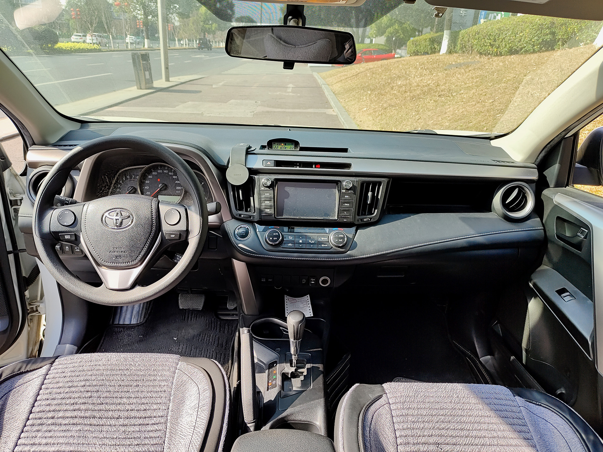 Toyota RAV4 2018 изображение автомобиля #8