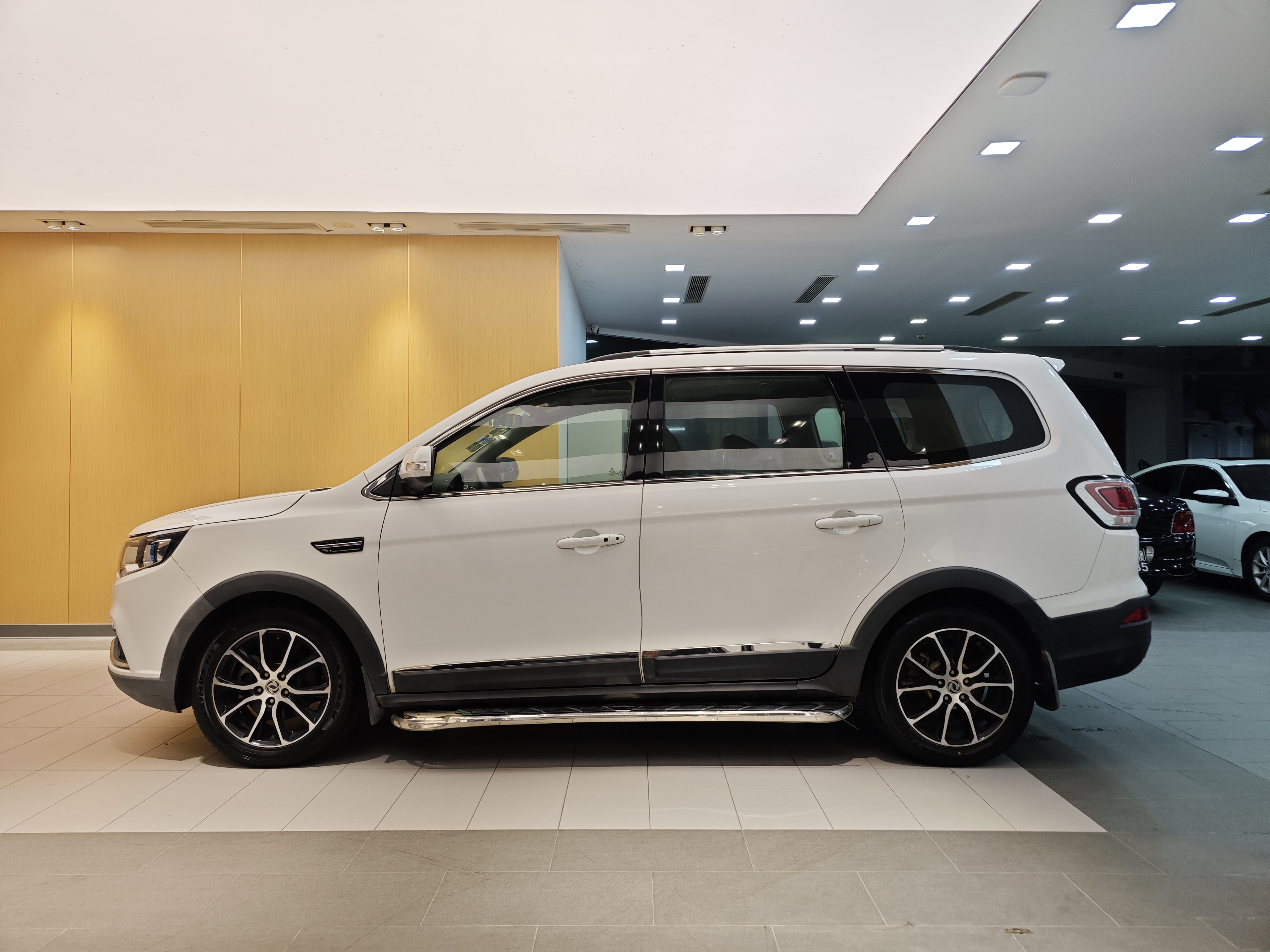 Forthing SX6 2016 car image #8