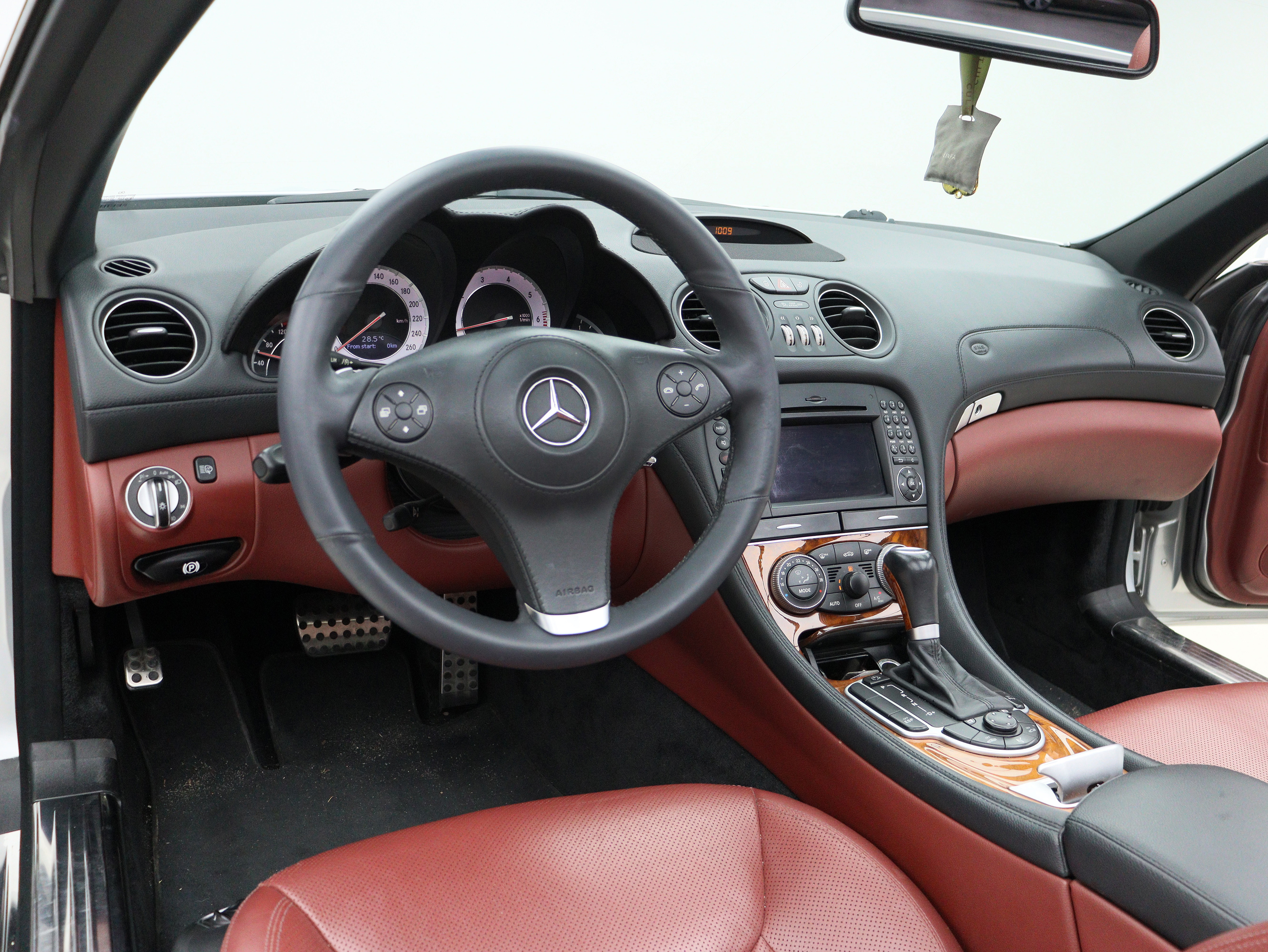 Mercedes-Benz SL Class 2010 car image #8