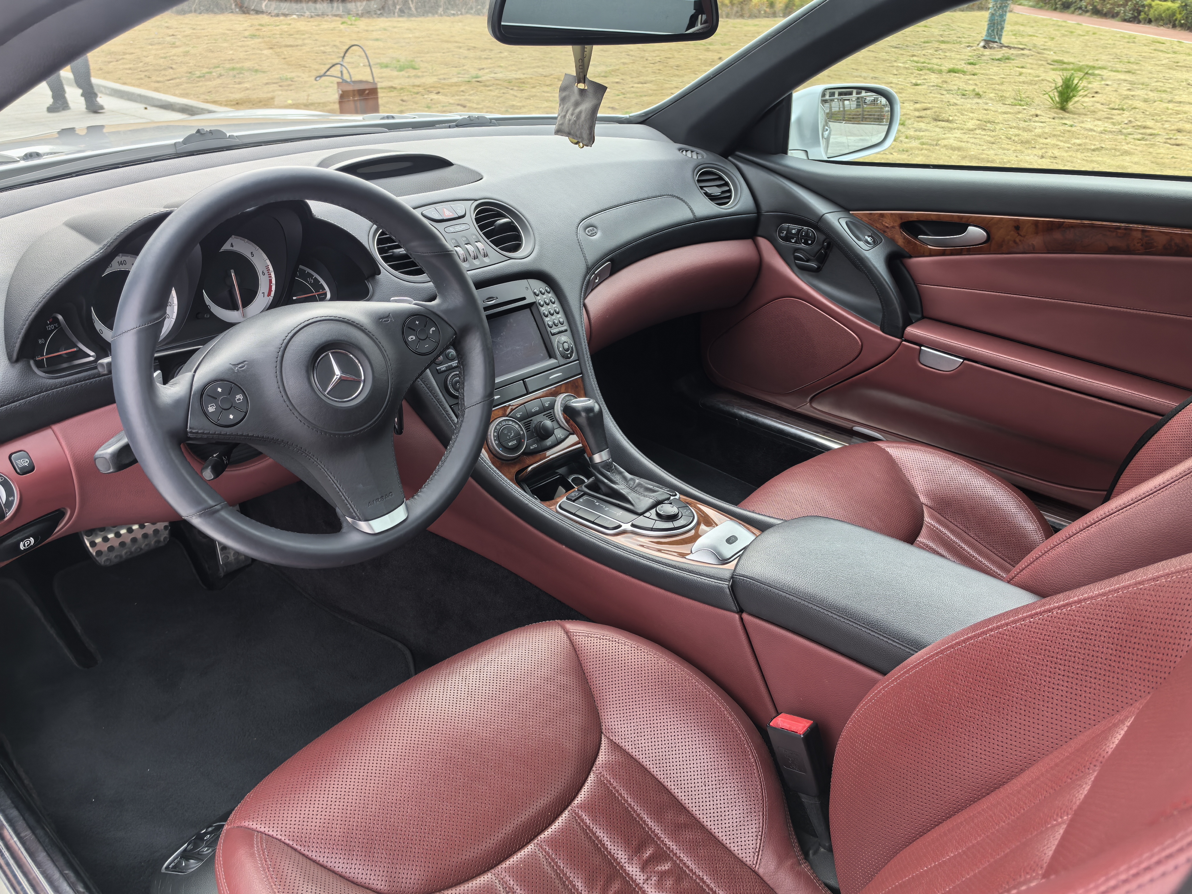 Mercedes-Benz SL Class 2010 car image #8